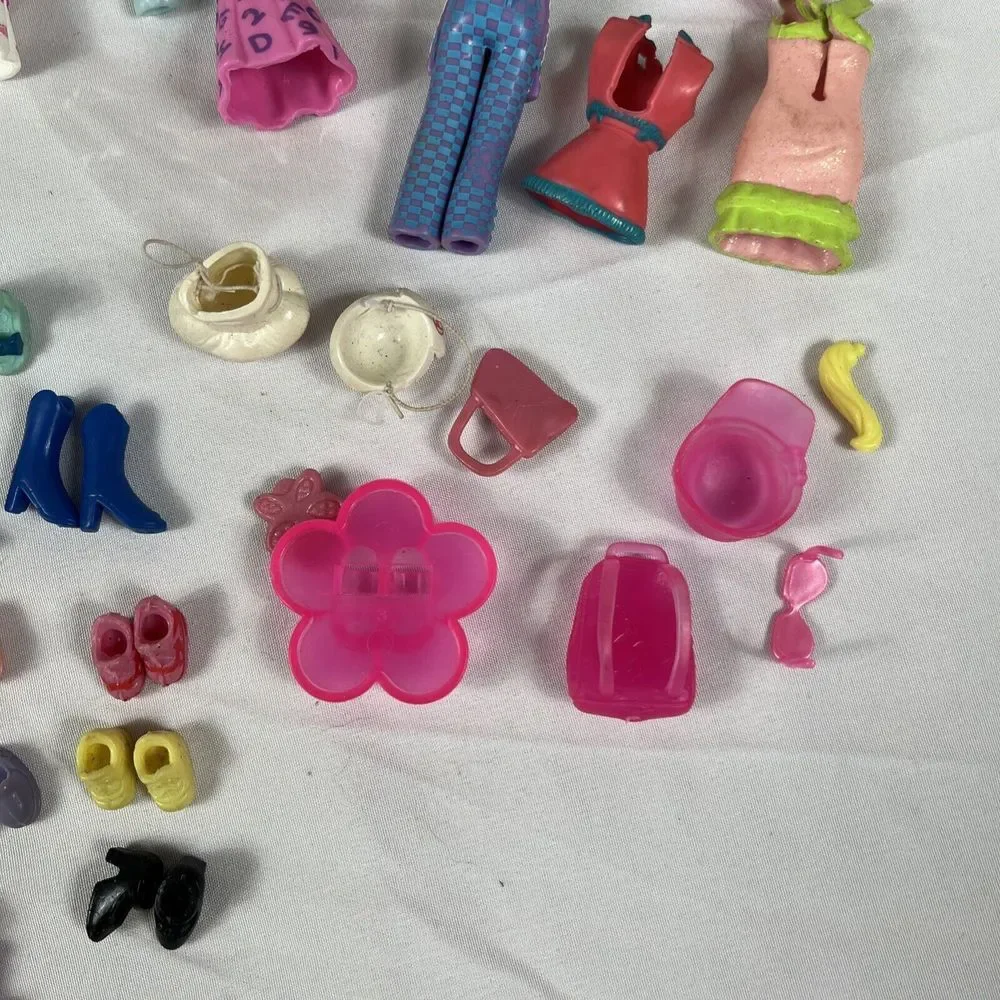 Polly Pocket Dolls & Clothes Lot Dresses Shoes Purses Shirts Pants Outfits‎